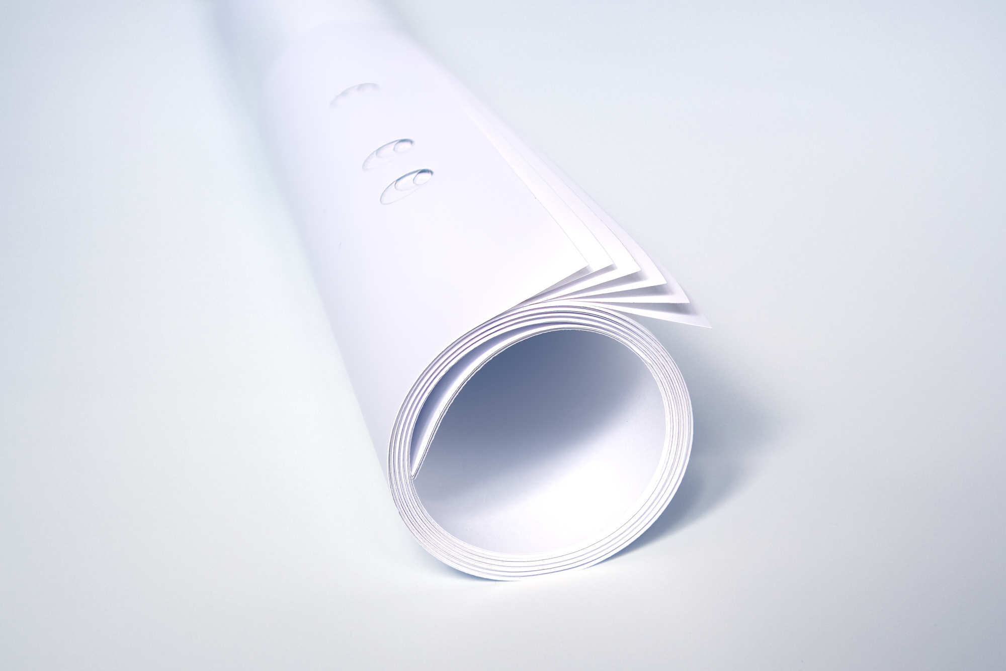 Auf einer weißen Fläche liegen zusammengerollte Flipcharts.