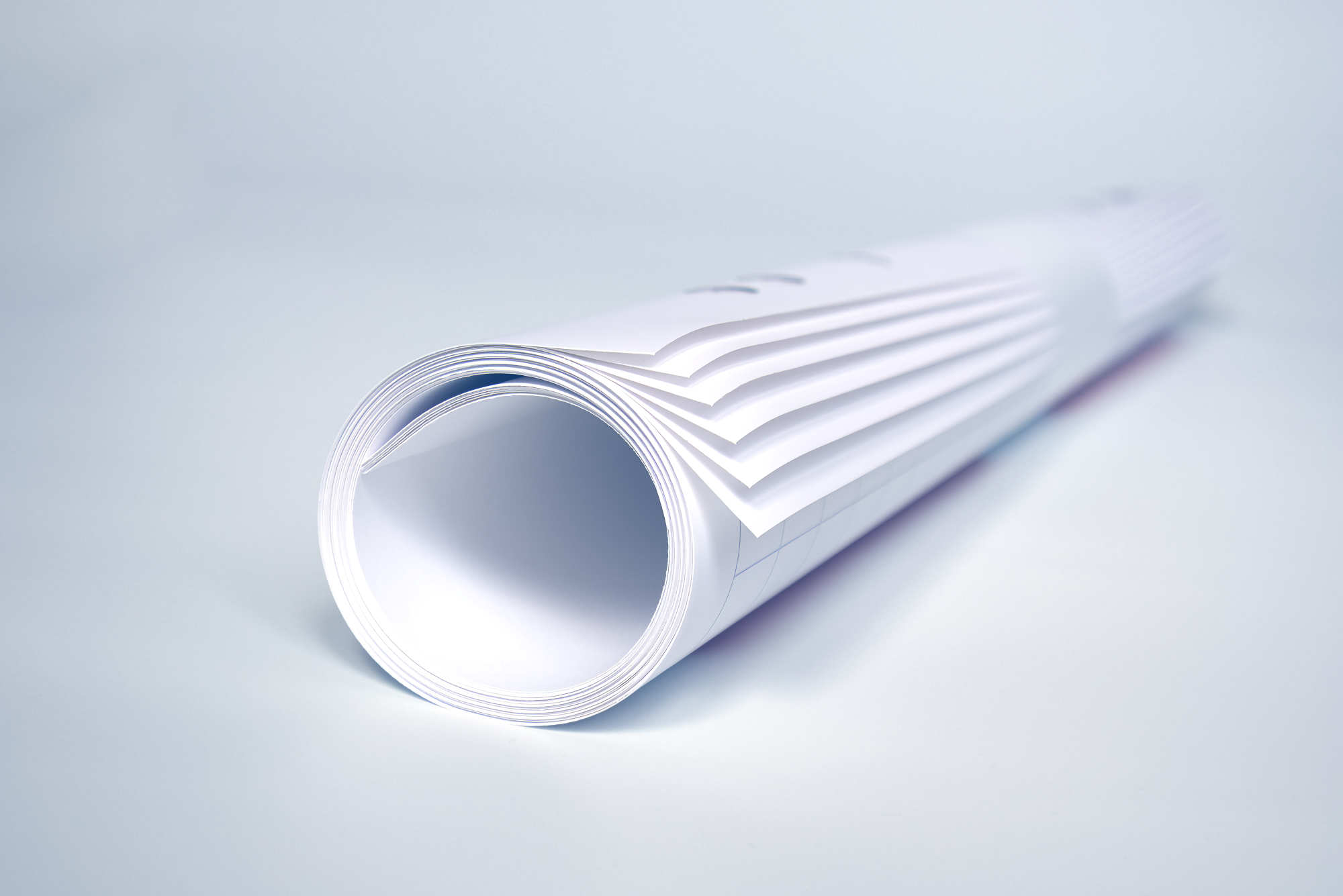 Auf einer weißen Fläche liegen zusammengerollte Flipcharts.