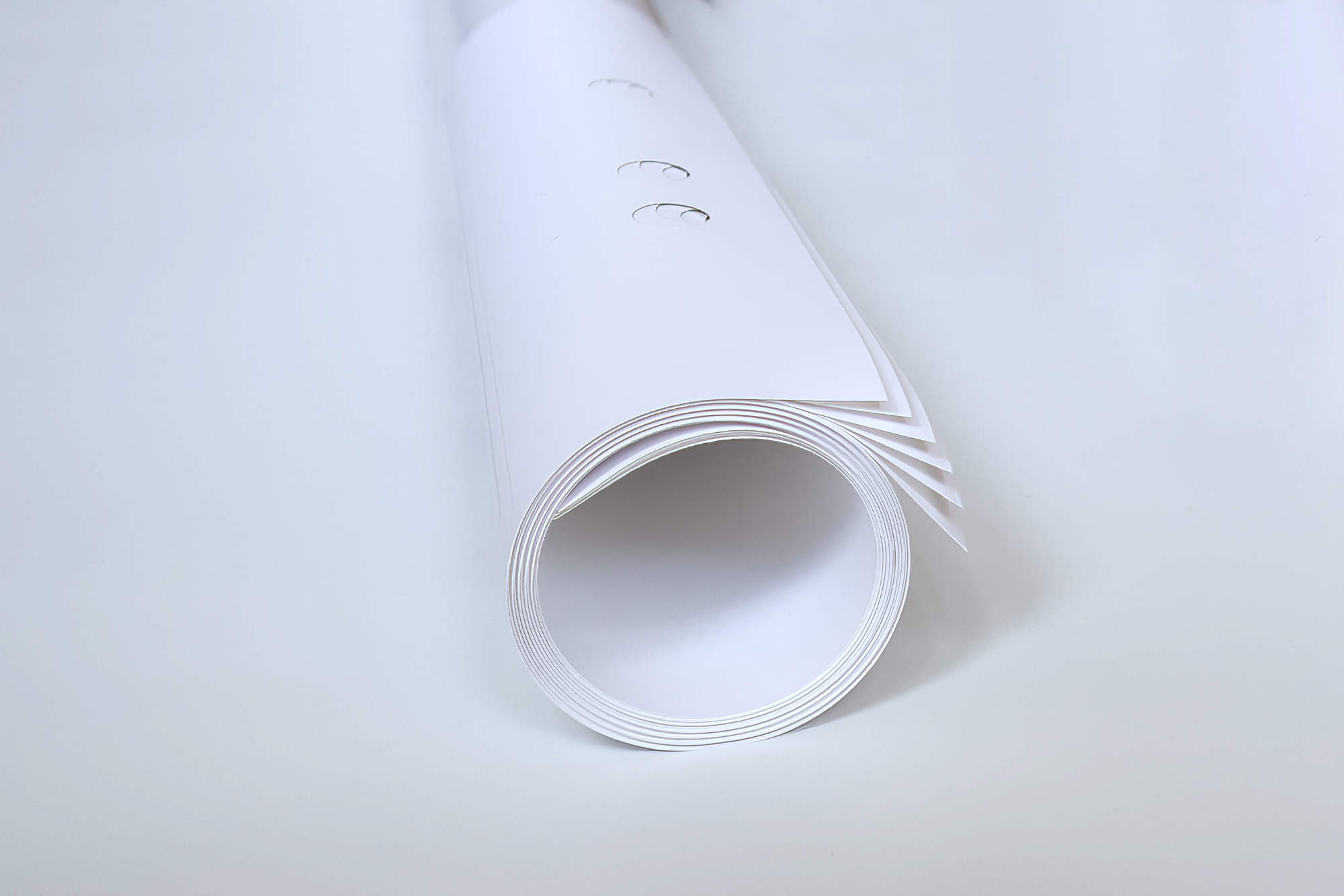 Auf einer weißen Fläche liegen zusammengerollte Flipcharts.